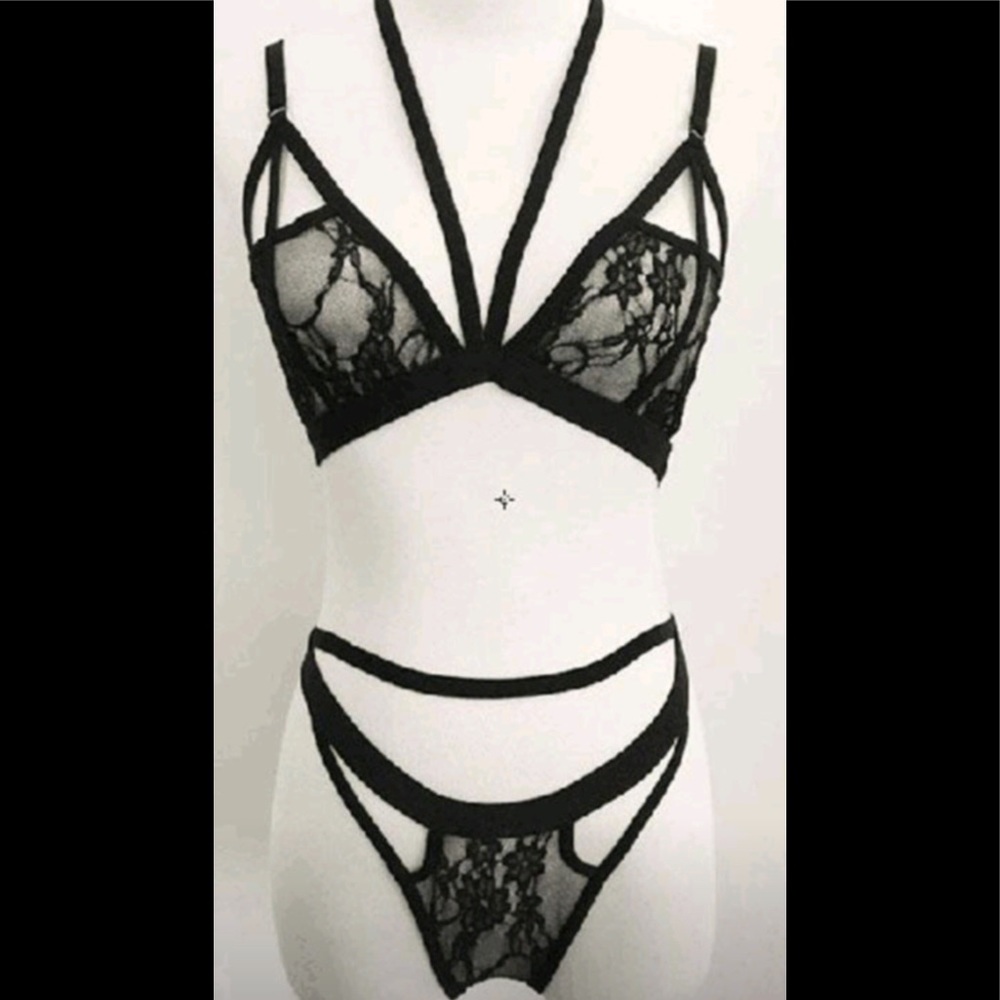 Beautiful lace Sexy lingerie, black/white color.
